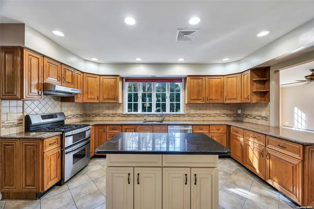 136 Vanderbilt Boulevard Oakdale NY 11769