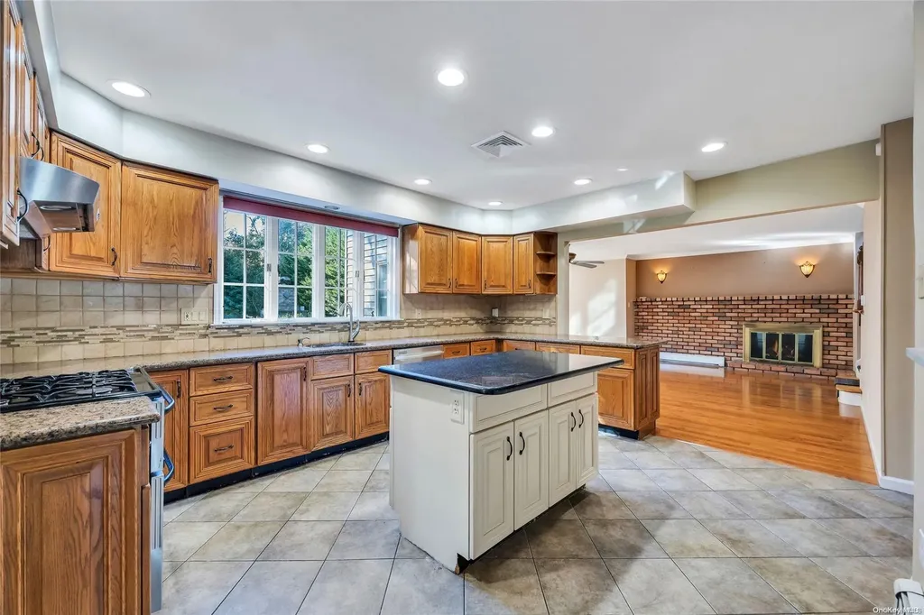 136 Vanderbilt Boulevard Oakdale NY 11769