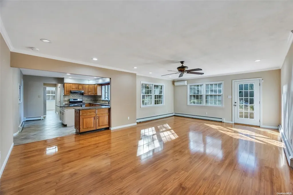 136 Vanderbilt Boulevard Oakdale NY 11769