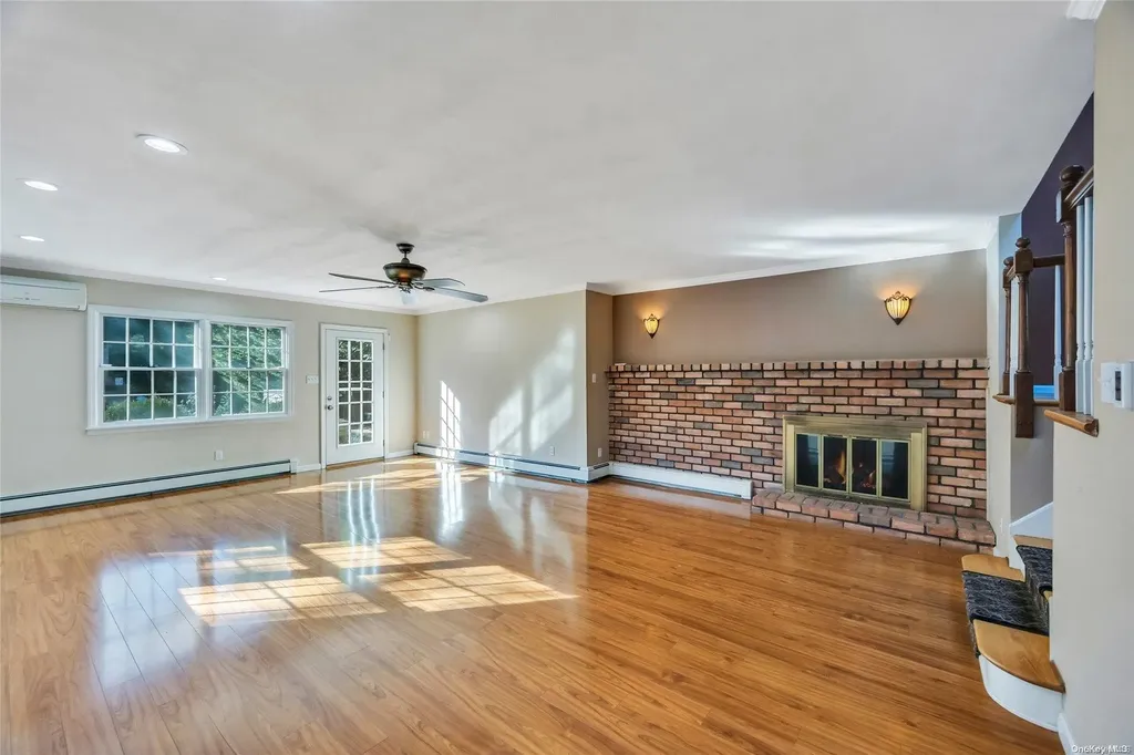136 Vanderbilt Boulevard Oakdale NY 11769