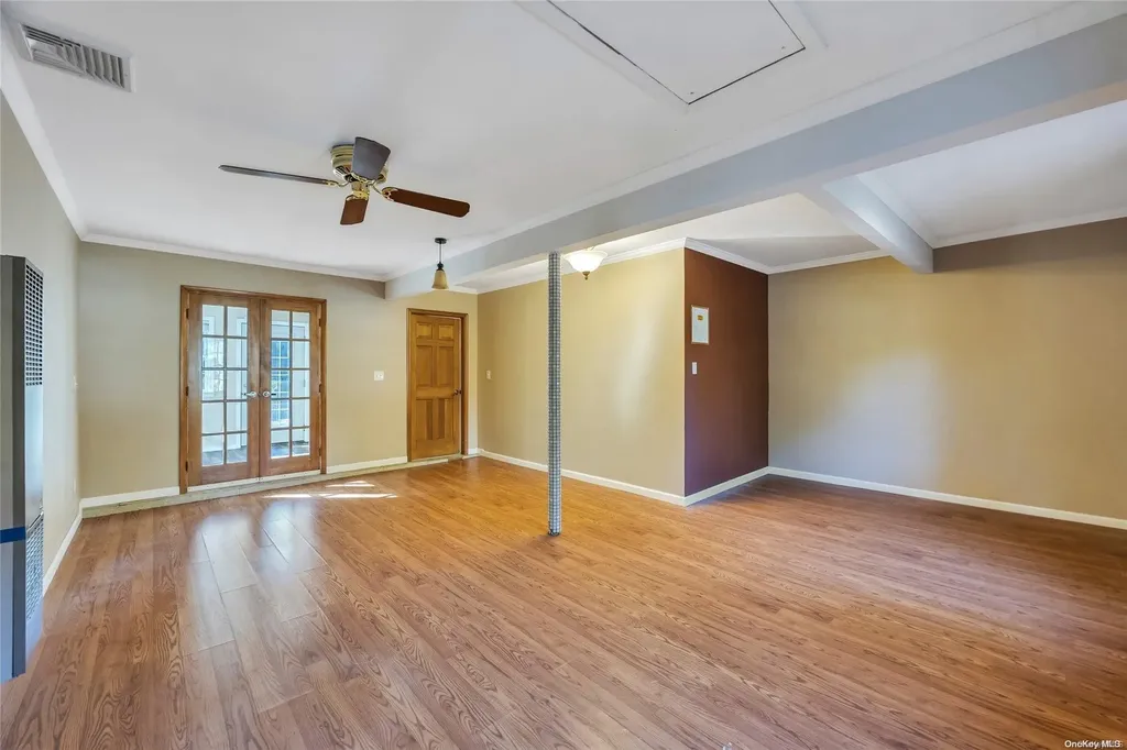 136 Vanderbilt Boulevard Oakdale NY 11769