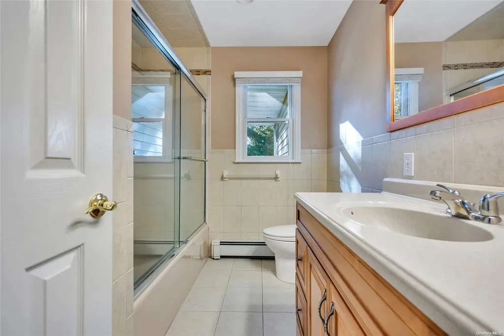136 Vanderbilt Boulevard Oakdale NY 11769