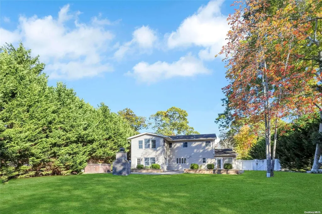 136 Vanderbilt Boulevard Oakdale NY 11769