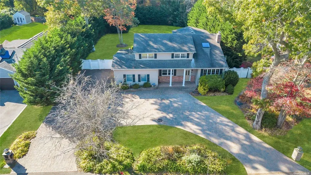 136 Vanderbilt Boulevard Oakdale NY 11769