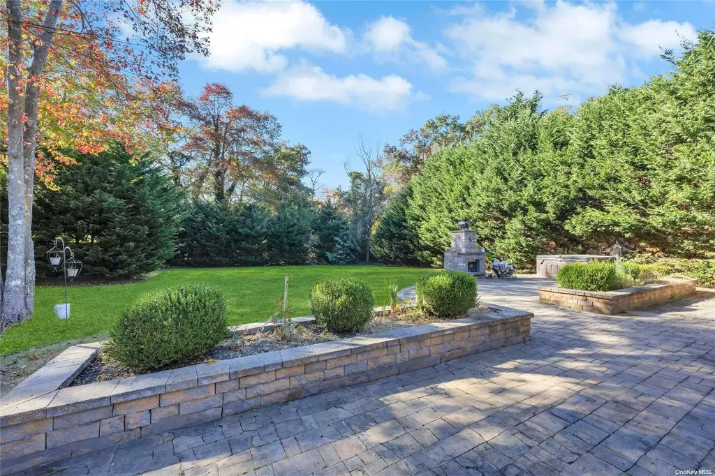 136 Vanderbilt Boulevard Oakdale NY 11769