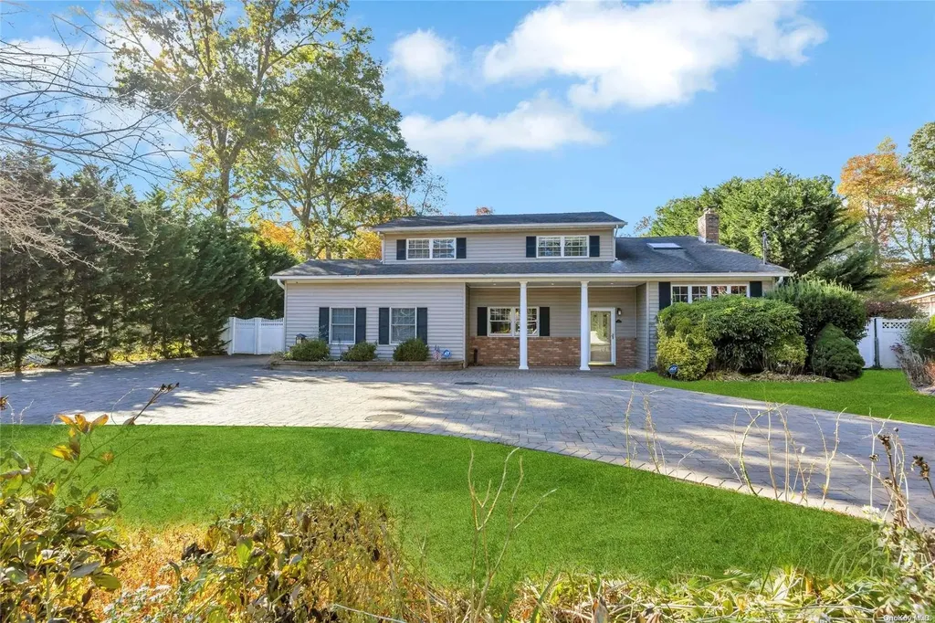 136 Vanderbilt Boulevard Oakdale NY 11769