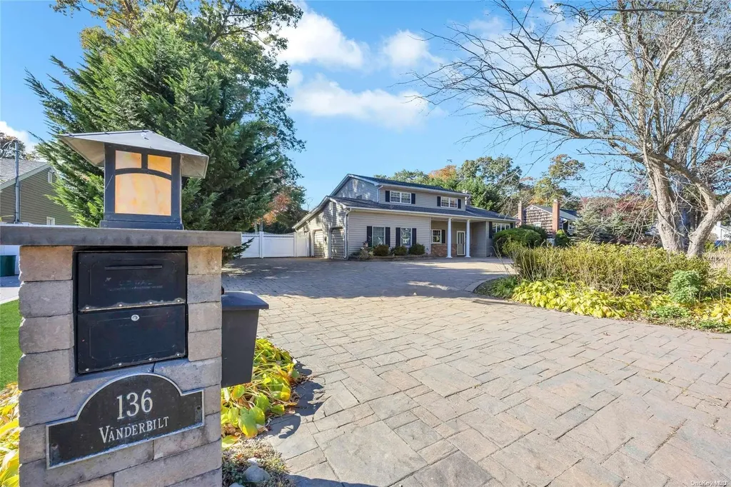 136 Vanderbilt Boulevard Oakdale NY 11769