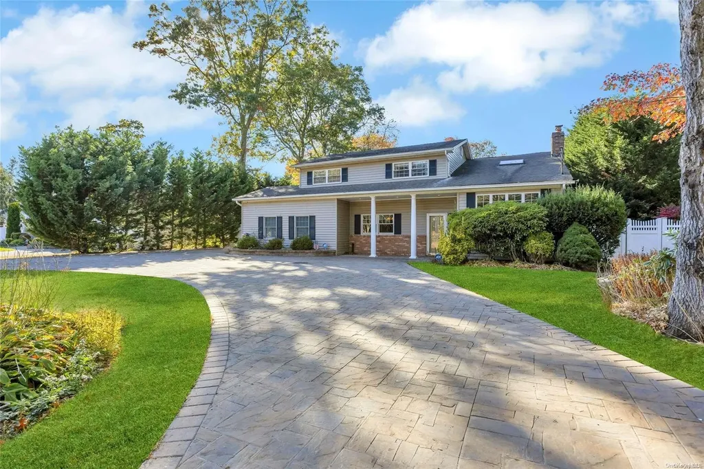 136 Vanderbilt Boulevard Oakdale NY 11769