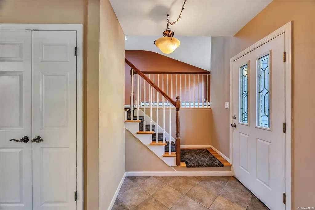 136 Vanderbilt Boulevard Oakdale NY 11769