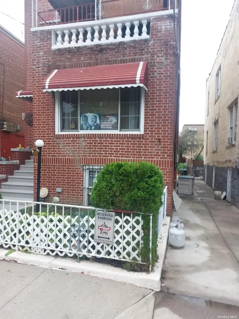 967 E 225th Street Bronx NY 10466