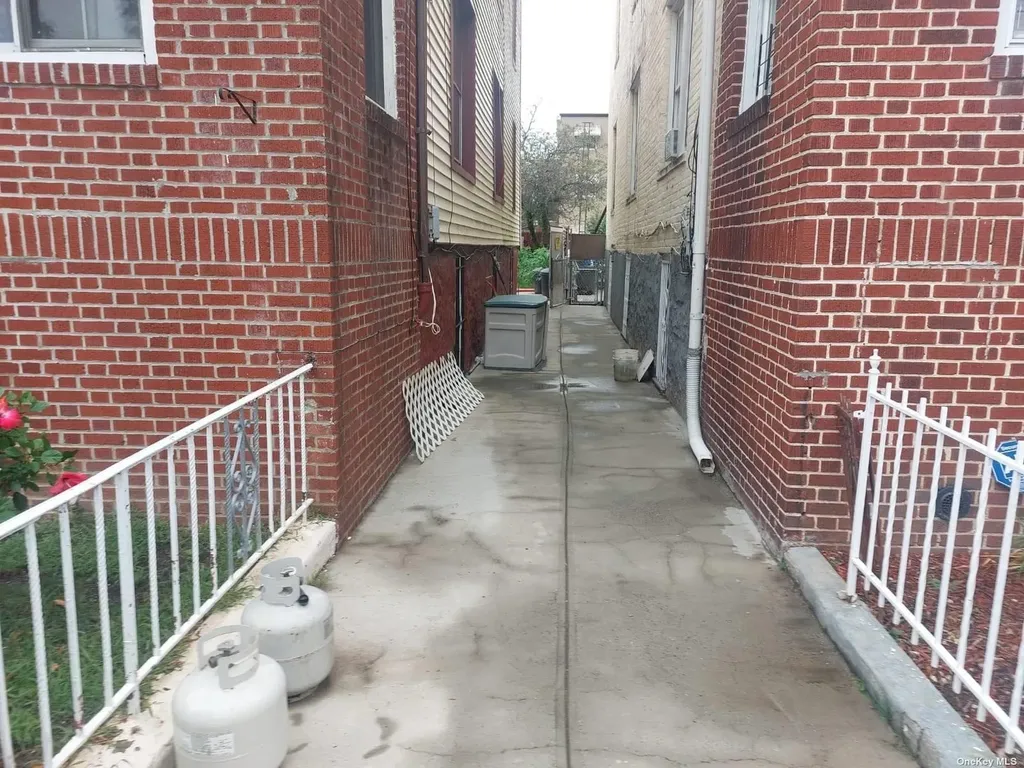 967 E 225th Street Bronx NY 10466