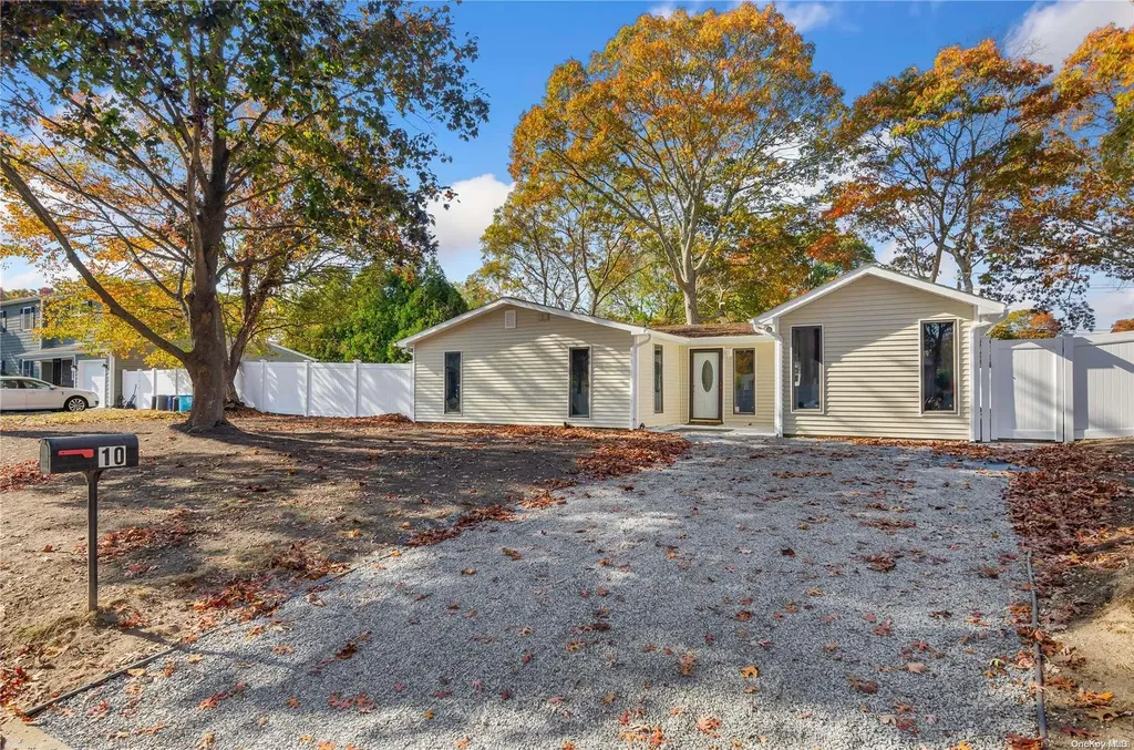 10 Helene Drive Shirley NY 11967