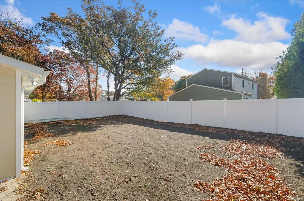 10 Helene Drive Shirley NY 11967