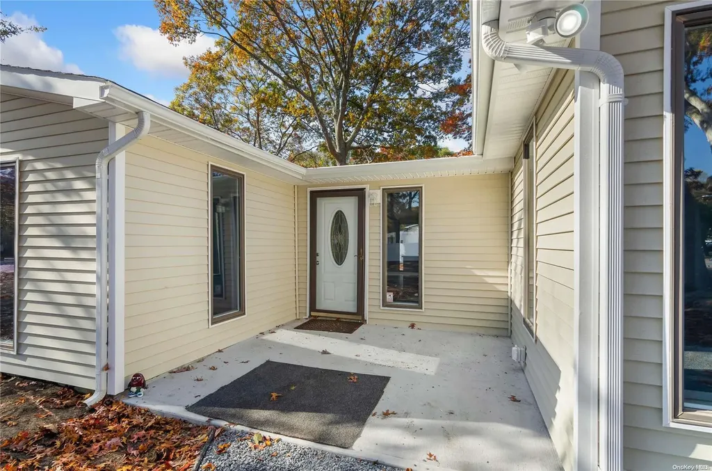 10 Helene Drive Shirley NY 11967