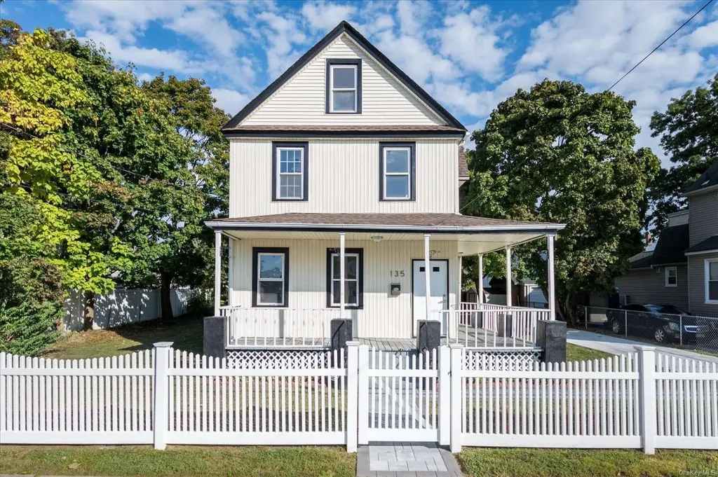 135 E Dean Street Freeport NY 11520