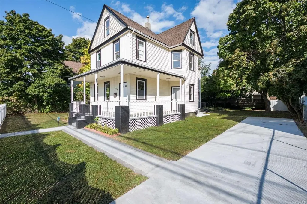 135 E Dean Street Freeport NY 11520