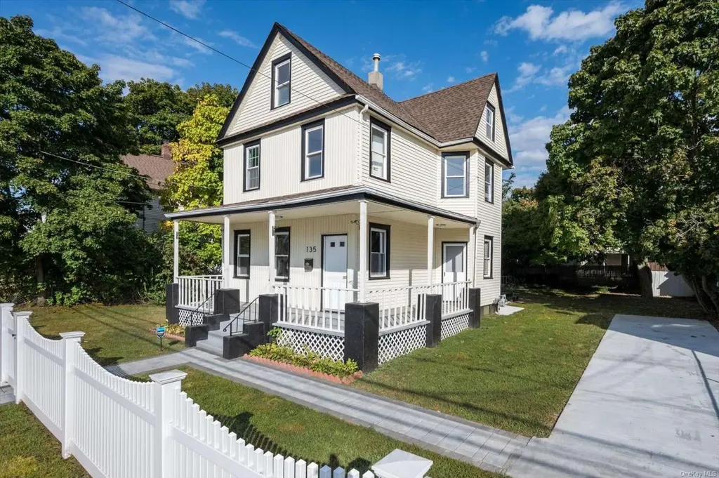 135 E Dean Street Freeport NY 11520