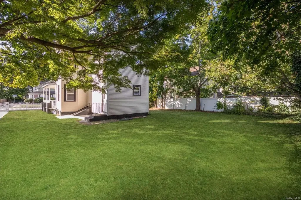 135 E Dean Street Freeport NY 11520