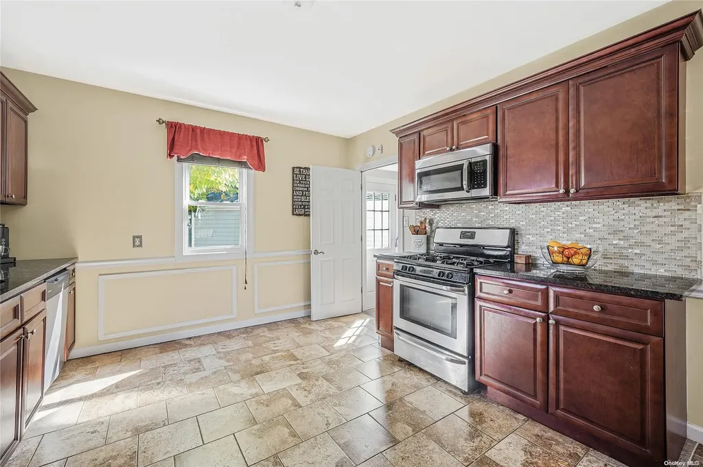 211 Porterfield Place Freeport NY 11520