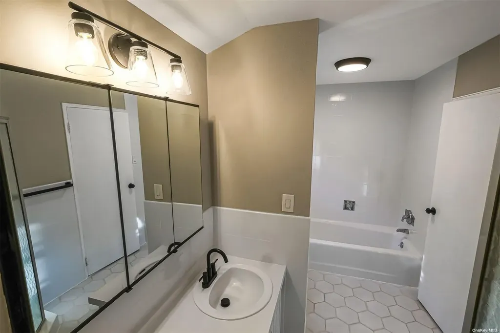 4 Norwalk Lane Smithtown NY 11787