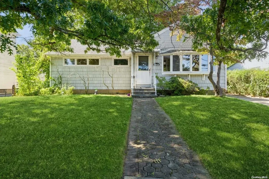 1644 Meadowbrook Road Merrick NY 11566