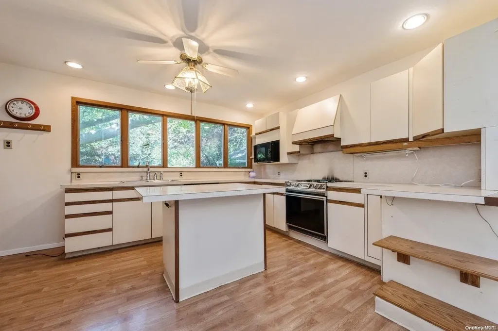 1644 Meadowbrook Road Merrick NY 11566