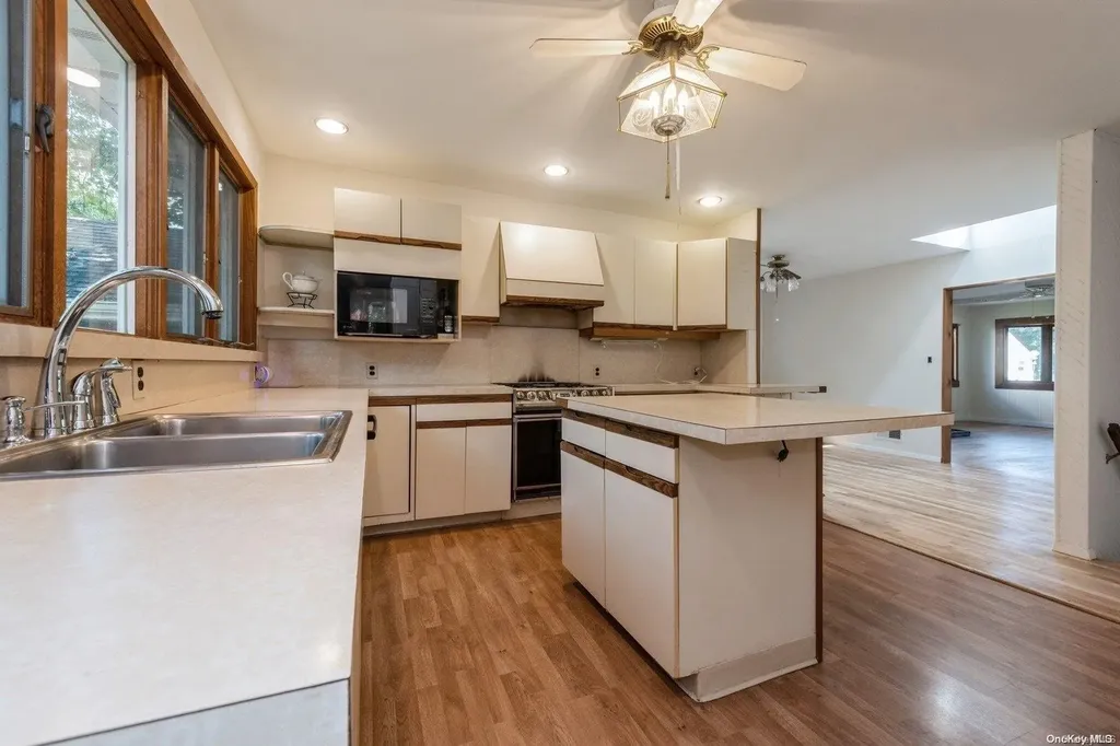 1644 Meadowbrook Road Merrick NY 11566