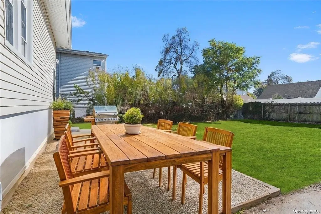 14 E Dean Street Freeport NY 11520