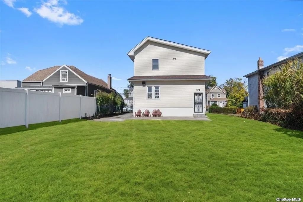 14 E Dean Street Freeport NY 11520