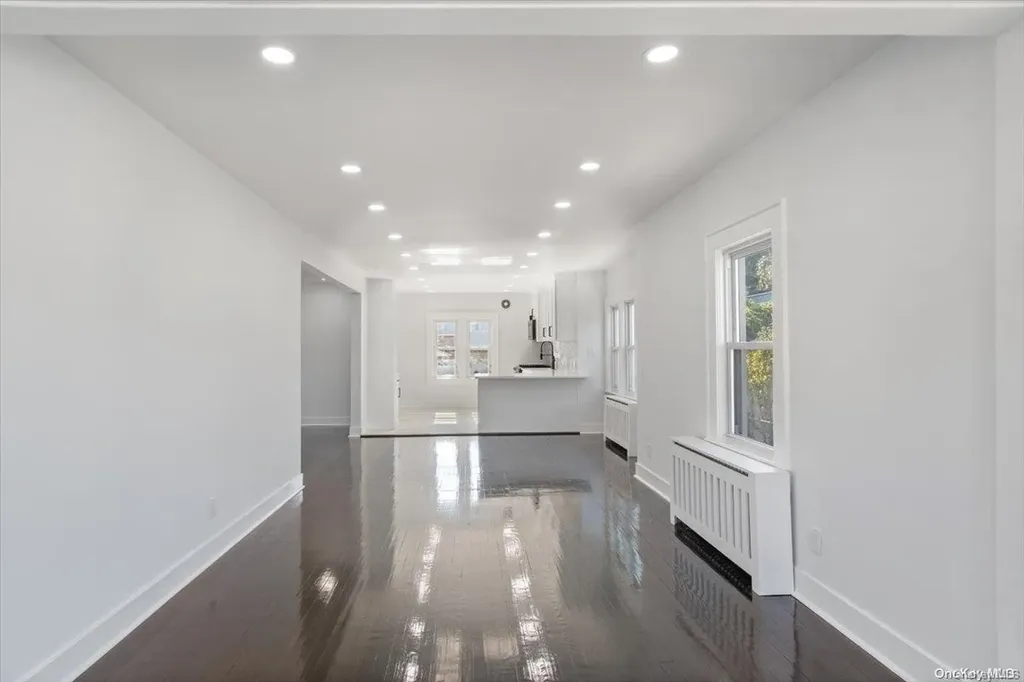 14 E Dean Street Freeport NY 11520