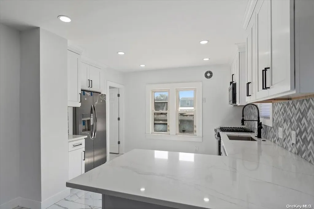 14 E Dean Street Freeport NY 11520