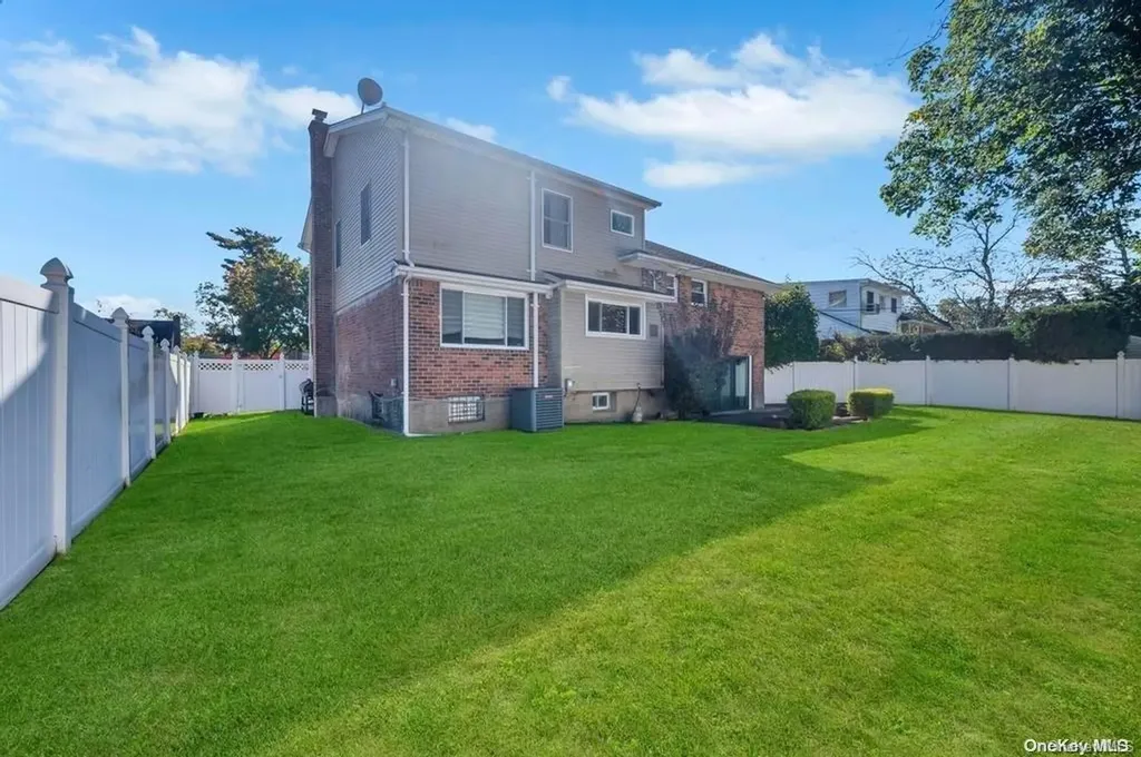 835 Pepperidge Road Westbury NY 11590