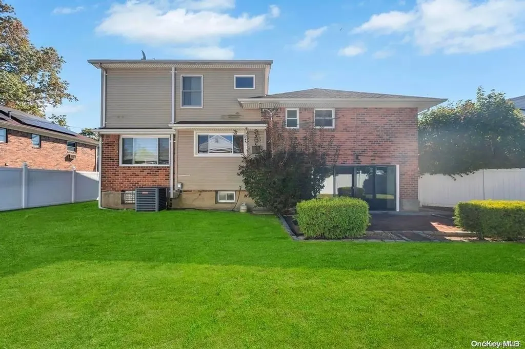 835 Pepperidge Road Westbury NY 11590