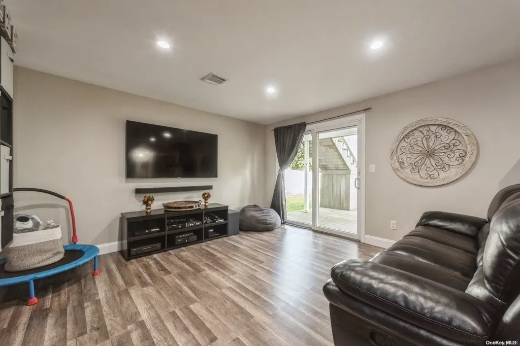 33 Ronde Drive Commack NY 11725