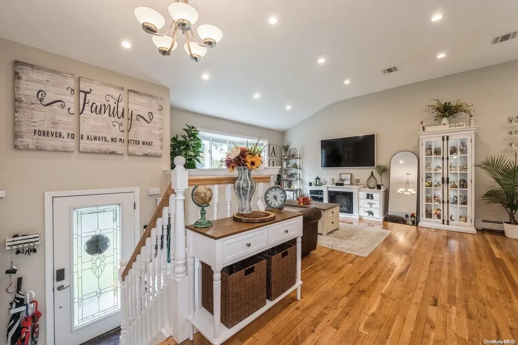 33 Ronde Drive Commack NY 11725
