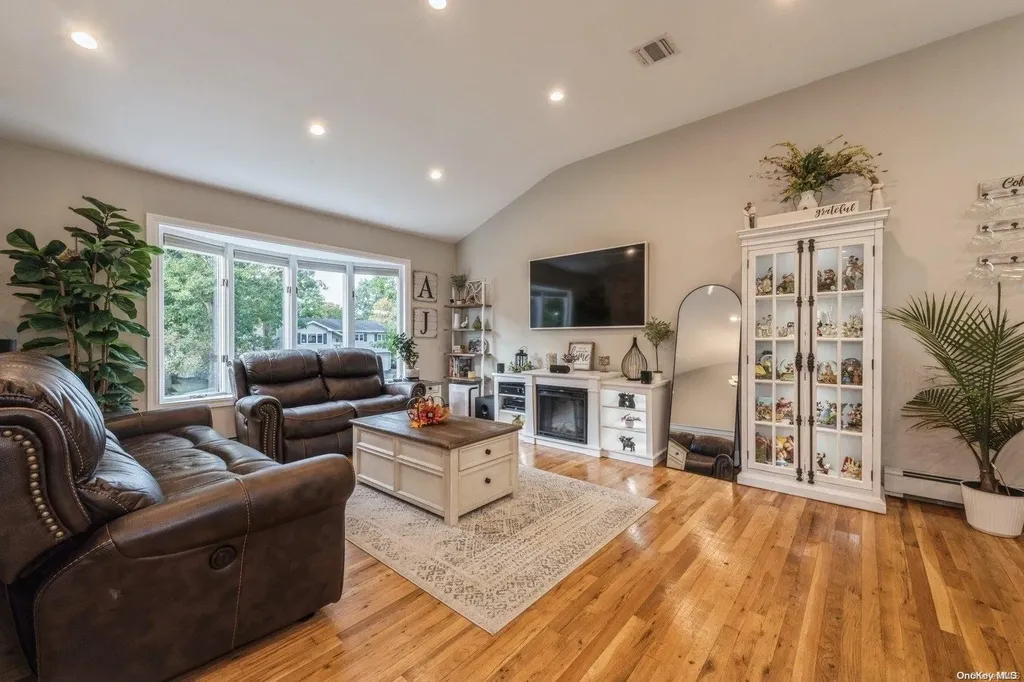 33 Ronde Drive Commack NY 11725