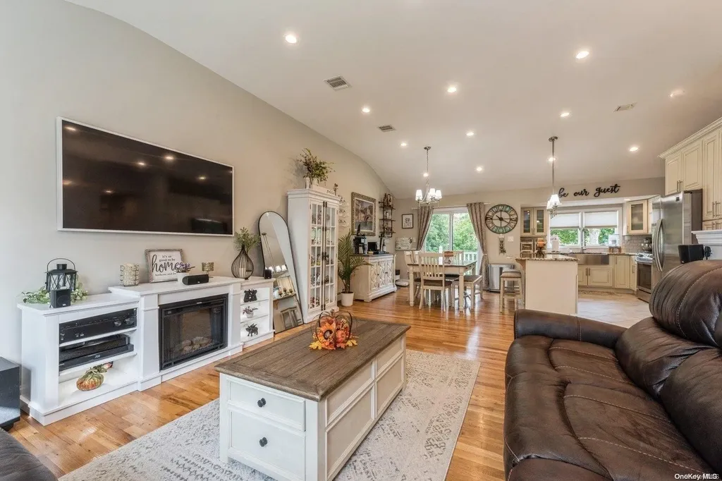 33 Ronde Drive Commack NY 11725
