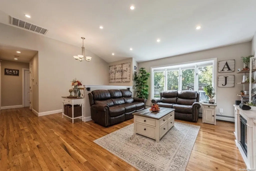 33 Ronde Drive Commack NY 11725