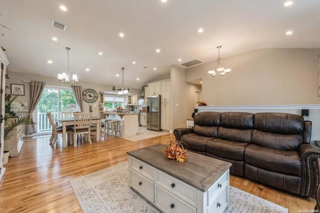 33 Ronde Drive Commack NY 11725