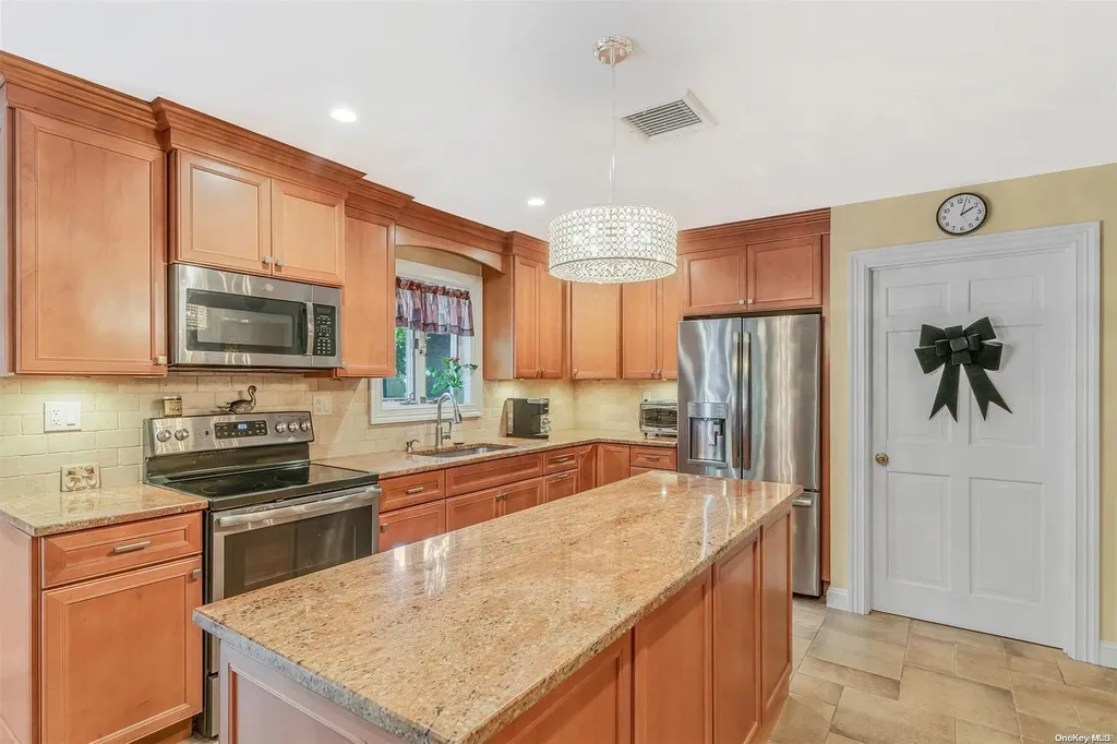 18 Poplar Drive Smithtown NY 11787