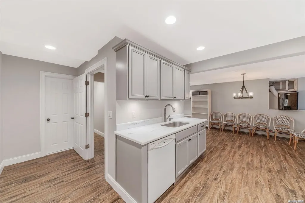 18 Poplar Drive Smithtown NY 11787