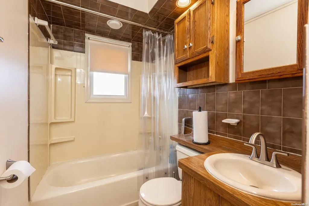 529 S 5th Street Lindenhurst NY 11757