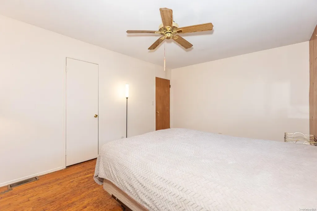529 S 5th Street Lindenhurst NY 11757