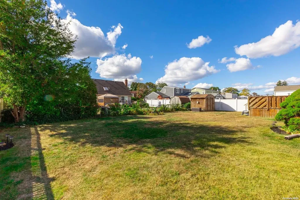 529 S 5th Street Lindenhurst NY 11757