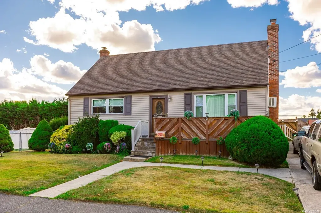 529 S 5th Street Lindenhurst NY 11757