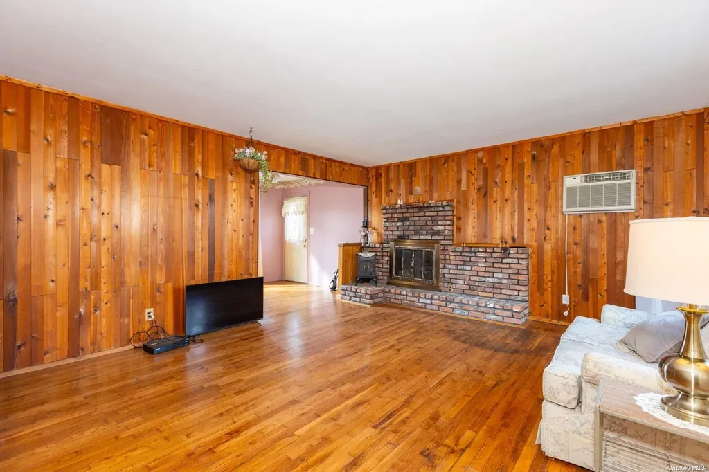 529 S 5th Street Lindenhurst NY 11757