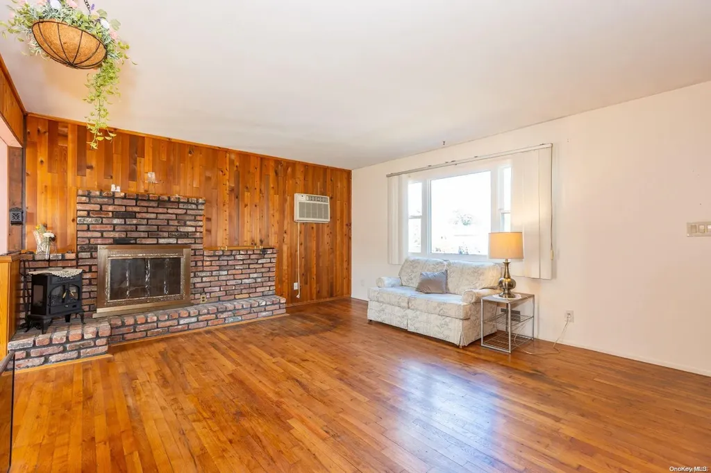 529 S 5th Street Lindenhurst NY 11757