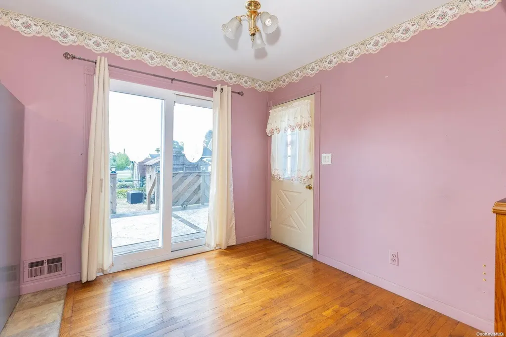 529 S 5th Street Lindenhurst NY 11757