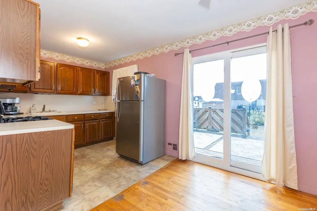 529 S 5th Street Lindenhurst NY 11757