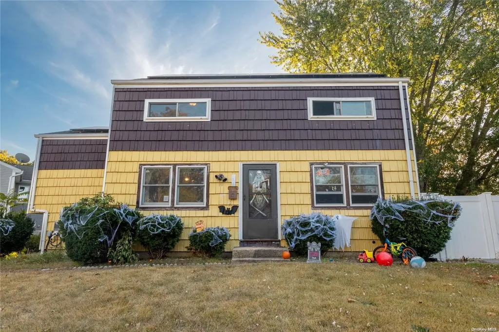 10 Wagon Lane E Centereach NY 11720